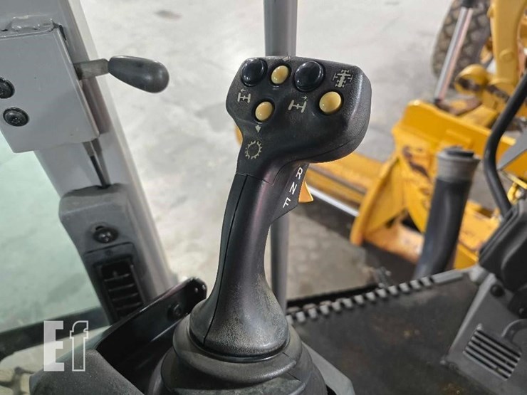 2011-caterpillar-140m2-image-19