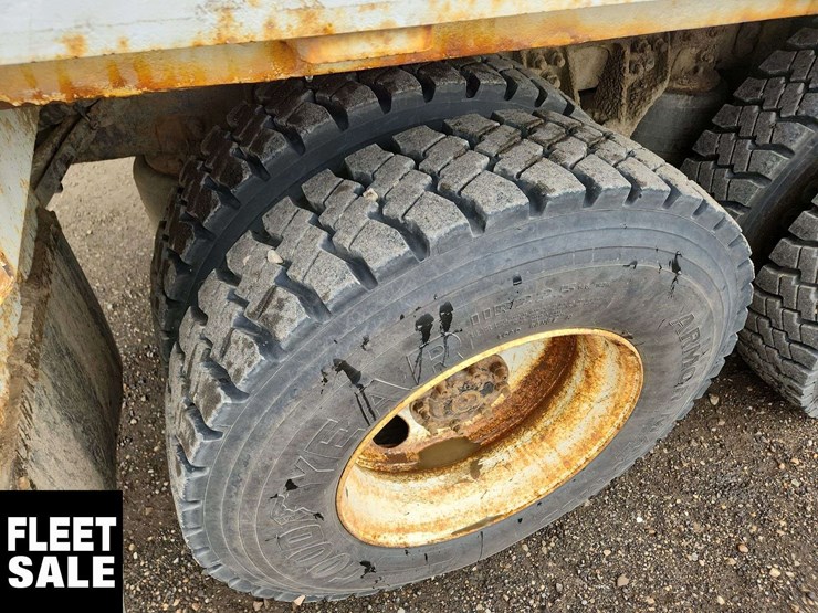 2011-freightliner-m2-106-image-13