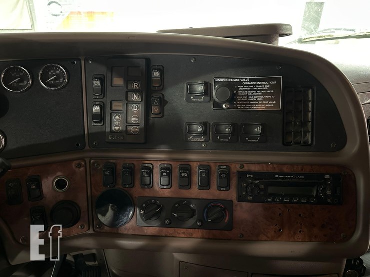 2012-peterbilt-587-image-21