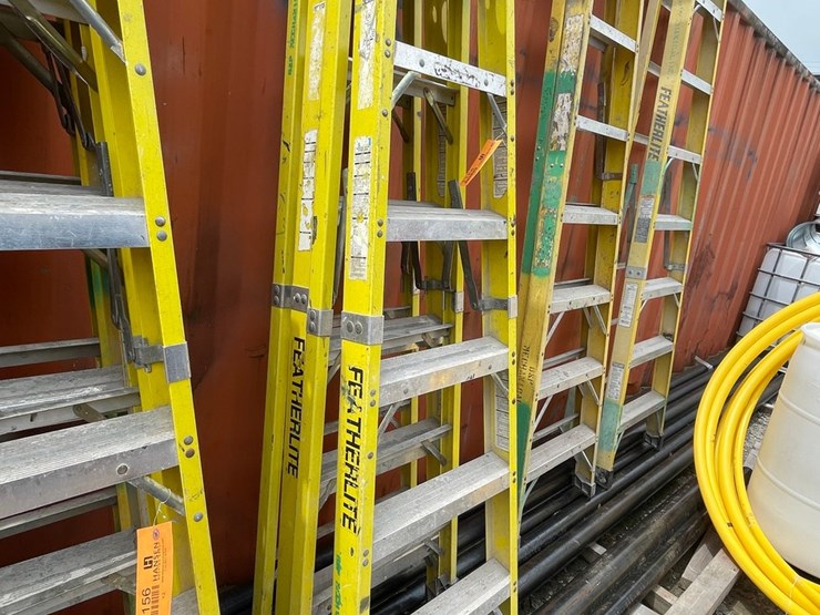 #1155-•-(2)-fiberglass-step-ladders-image-7
