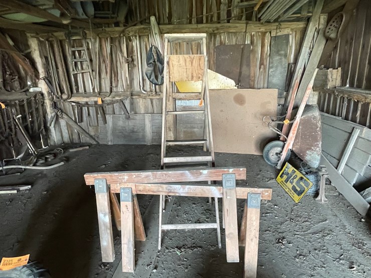 #2323-•-set-of-sawhorses-and-wooden-step-ladder-image-2