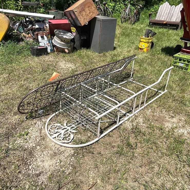 #3314 • Metal Shelf and Trellis