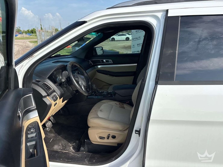 2016-ford-explorer-image-11