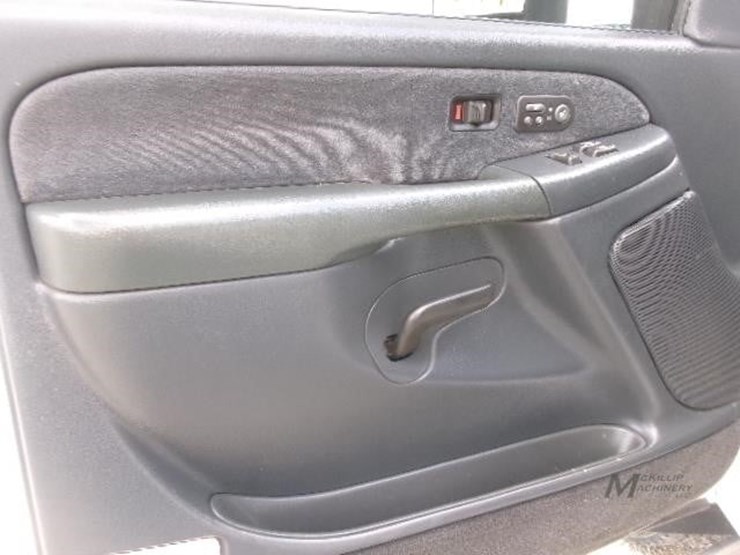 2001-chevrolet-silverado-3500-image-18