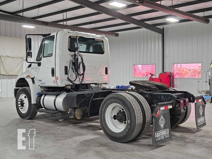 2017-international-durastar-4400-image-4