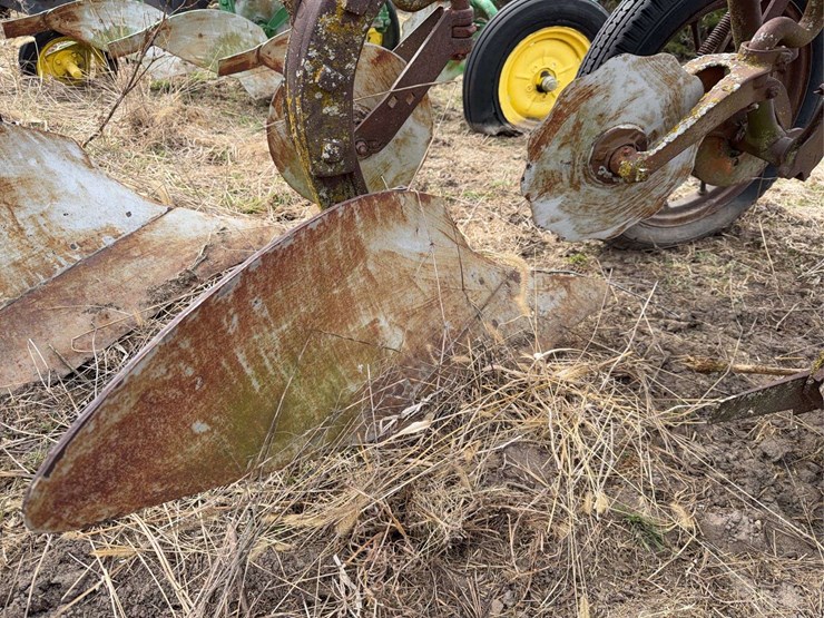 john-deere-pull-type-three-bottom-plow-image-24