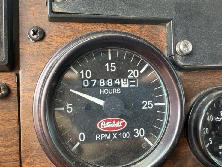 2000-peterbilt-330-image-30