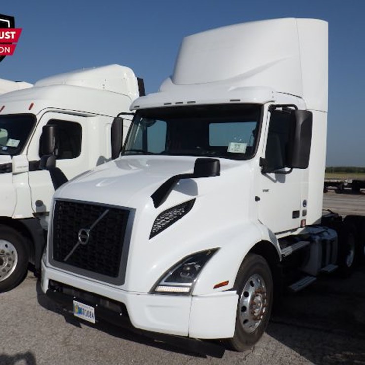 2019 VOLVO VNR300