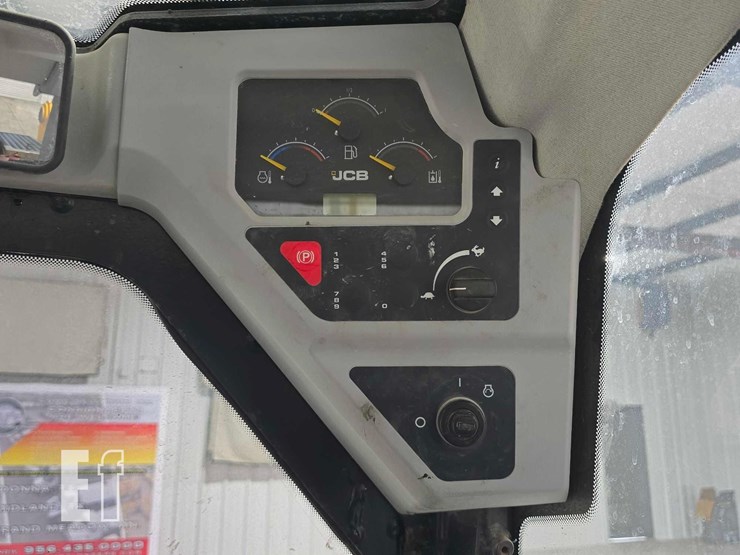 2022-jcb-3ts-8t-image-18