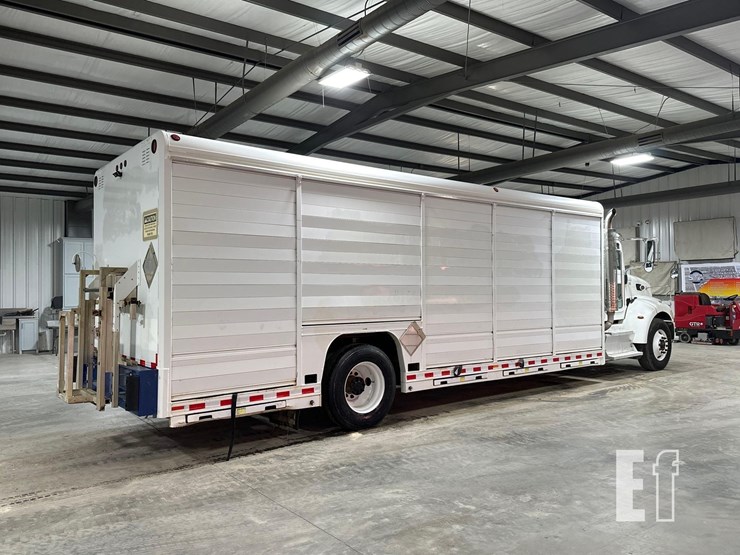 2015-peterbilt-337-image-3