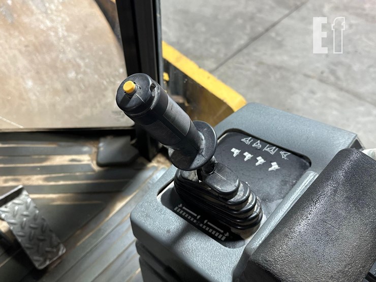 2012-caterpillar-cs64-image-19