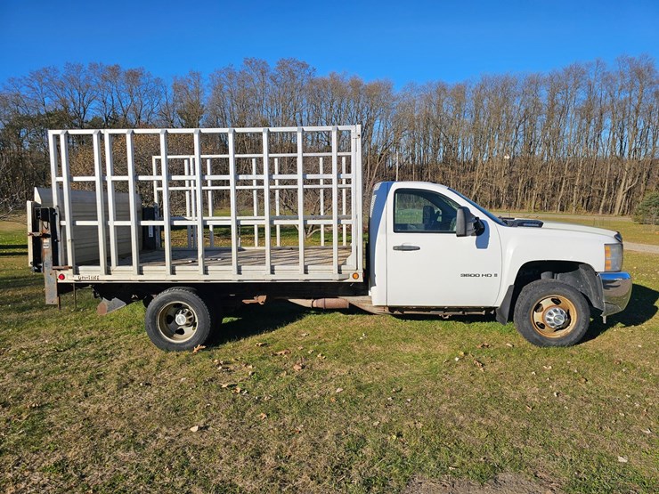 2009-chevrolet-3500-image-3