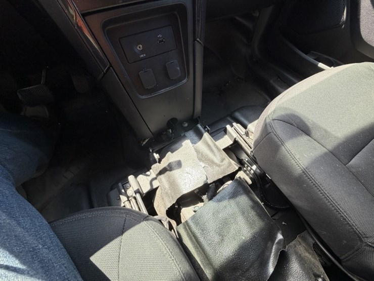 2017-ford-explorer-image-32