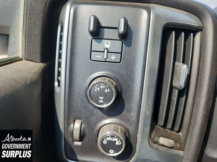 2015-chevrolet-silverado-2500hd-image-19
