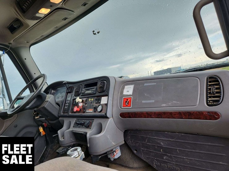 2011-freightliner-m2-106-image-18