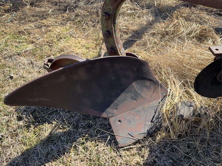 john-deere-pull-type-two-bottom-plow-image-16