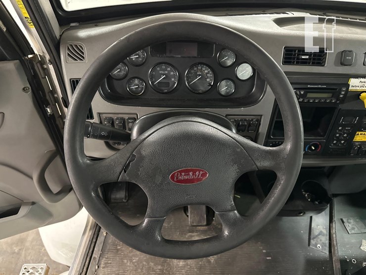 2015-peterbilt-337-image-16