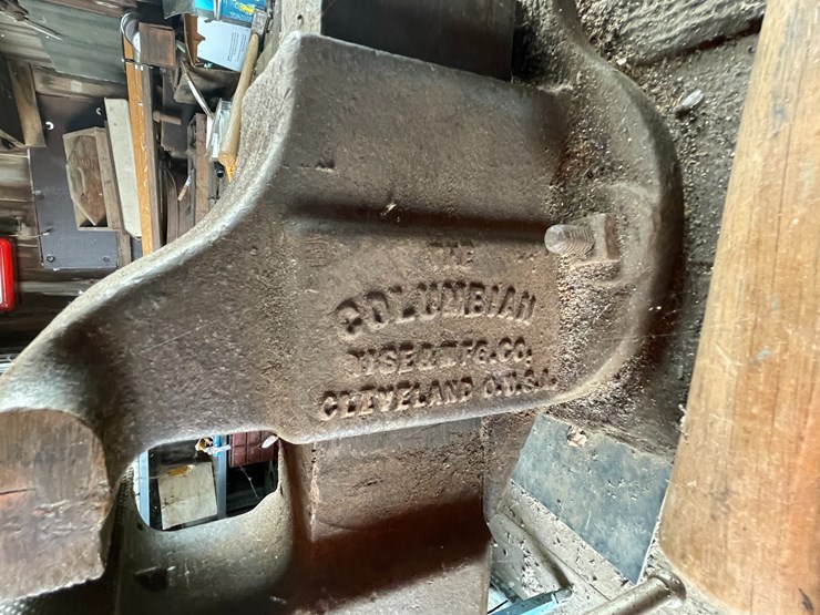 #2335-•-columbian-bench-vise-image-6
