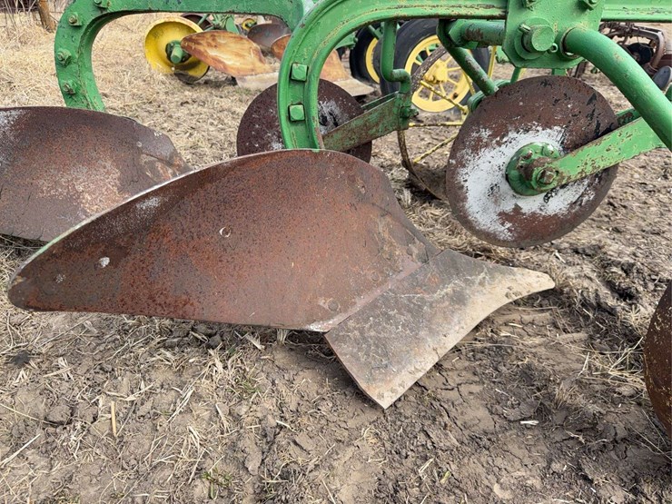 john-deere-pull-type-two-bottom-plow-image-12
