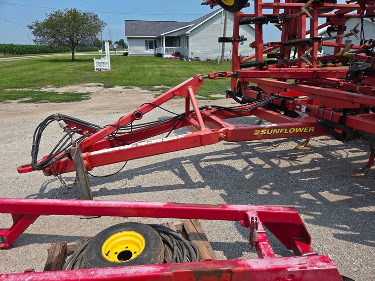 44'-sunflower-5055-44-field-cultivator-image-11
