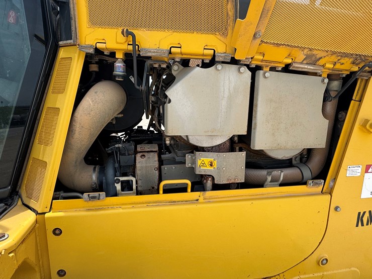 komatsu-d65ex-18-image-10
