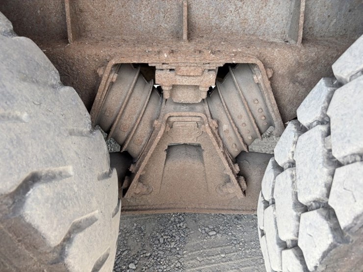 2000-peterbilt-330-image-17
