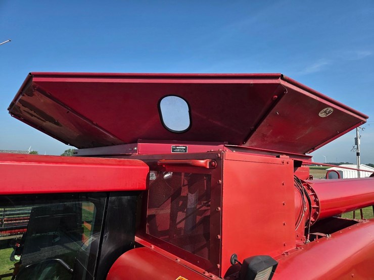 cih-2388-axial-flow-combine-image-58
