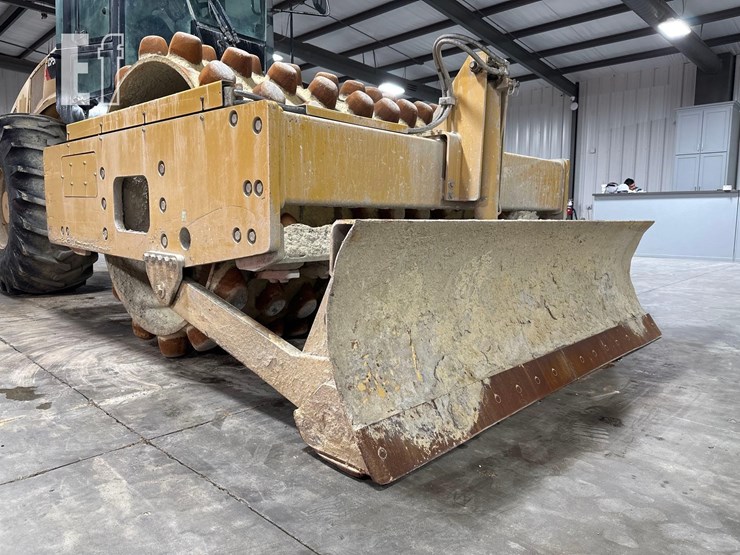 2019-caterpillar-cp56b-image-12