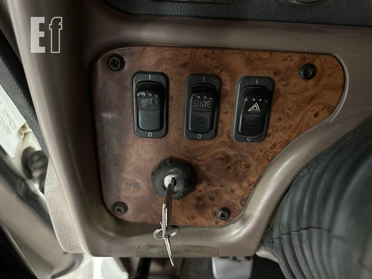 2012-peterbilt-587-image-20
