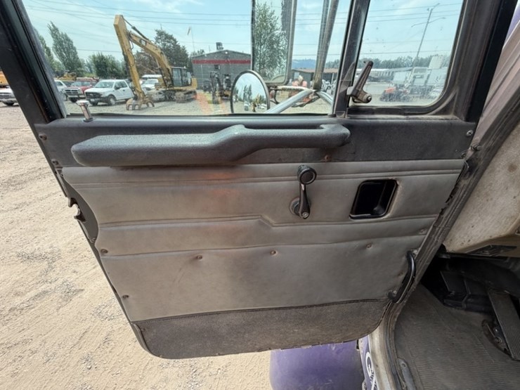 2000-peterbilt-330-image-22