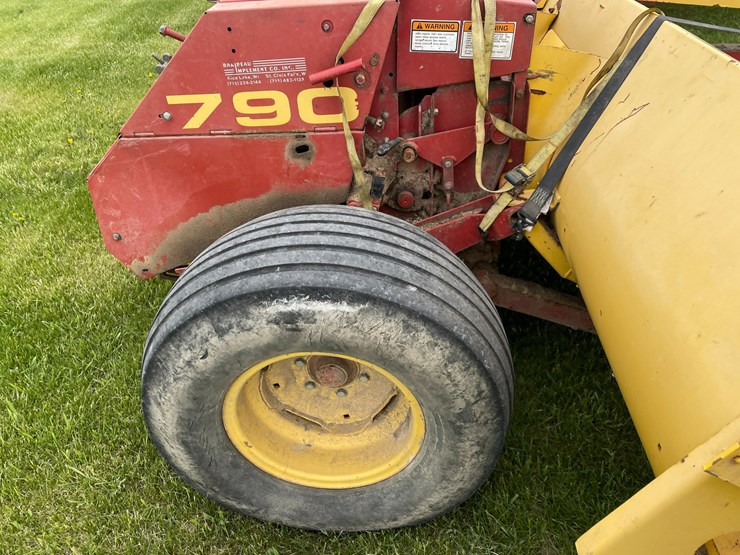 #1033-•-hew-holland-790-chopper-with-hay-head-image-25