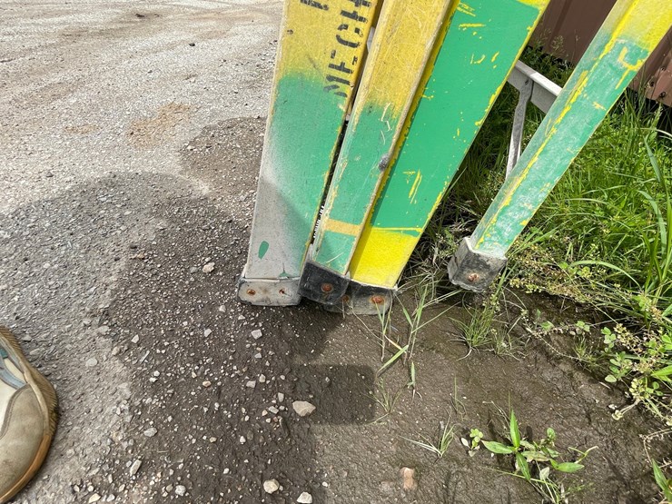 #1154-•-(2)-fiberglass-step-ladders-image-5