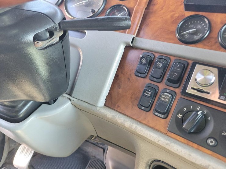 2006-peterbilt-379-image-42