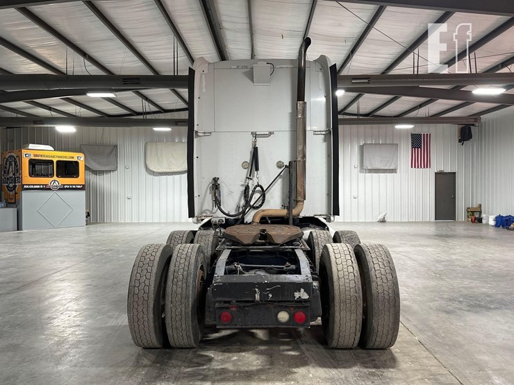 2012-peterbilt-587-image-8