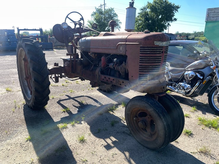 #1021-•-farmall-h-tractor-image-4