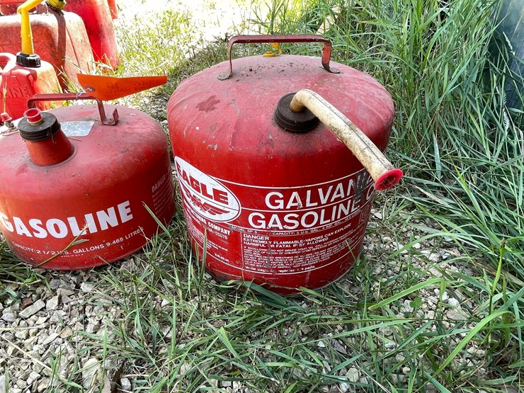 #3346-•-(2)-metal-gas-cans-image-7