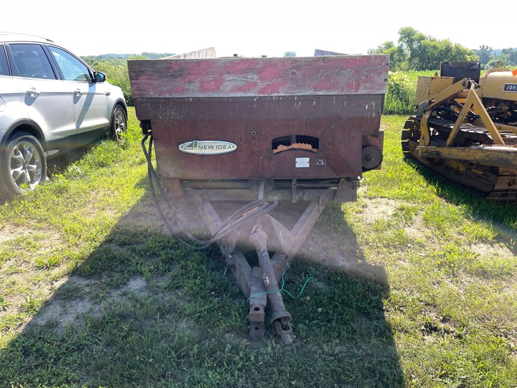 #1034-•-new-idea-manure-spreader-image-2