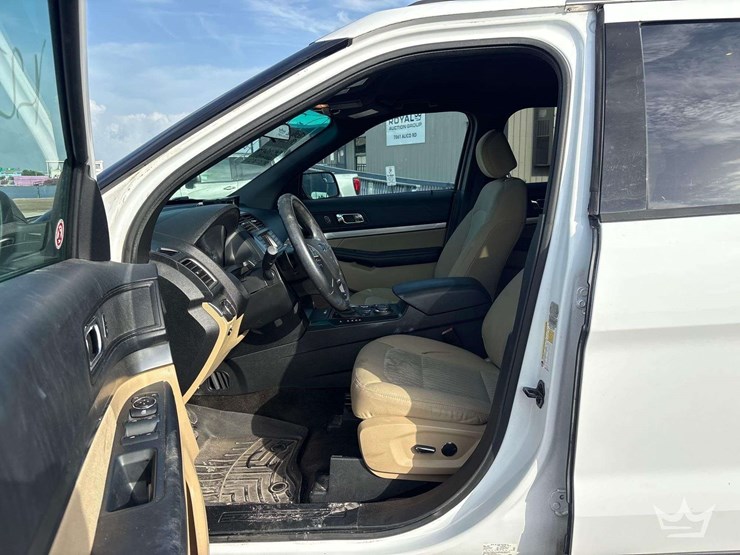2016-ford-explorer-image-13
