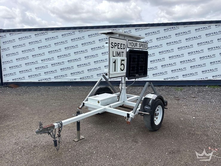 2014-towable-solar-radar-speed-trailer-image-1