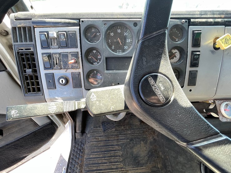 1995-freightliner-fl80-image-21