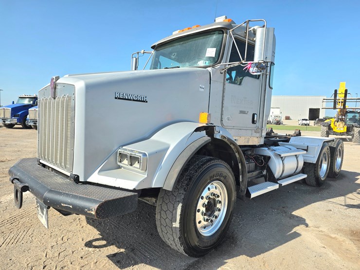 2013-kenworth-t800-image-1