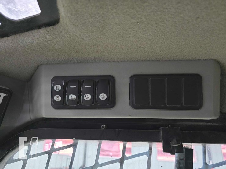 2015-caterpillar-259d-image-22