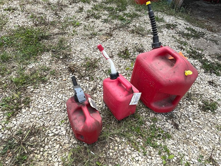 #3341-•-(3)-poly-gas-cans-image-7