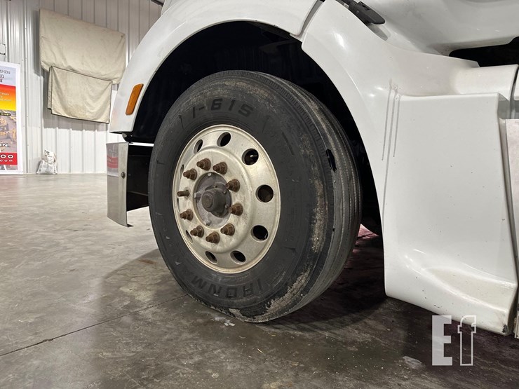 2012-peterbilt-587-image-30