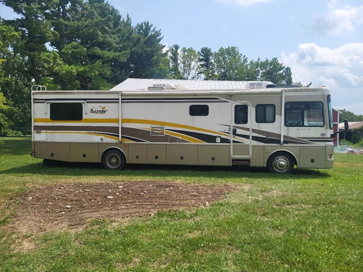 2003-fleetwood-bounder-39z-class-a-motorhome-on-freightliner-chassis-image-2