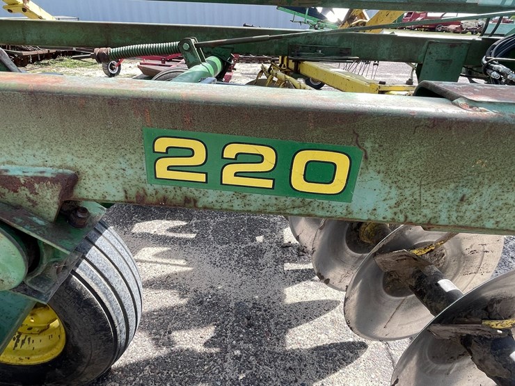 john-deere-220-image-25