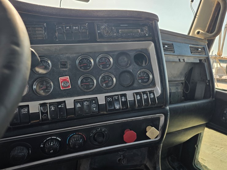 2013-kenworth-t800-image-10