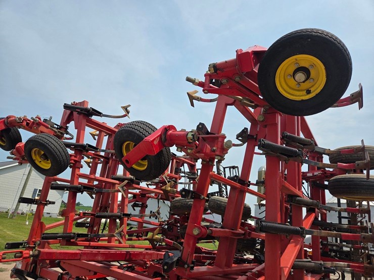 44'-sunflower-5055-44-field-cultivator-image-12