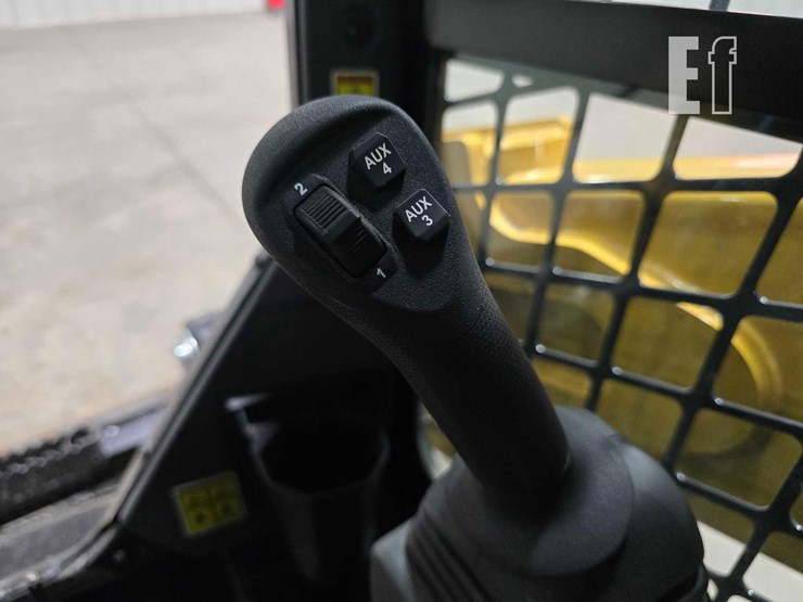 2025-caterpillar-255-image-17