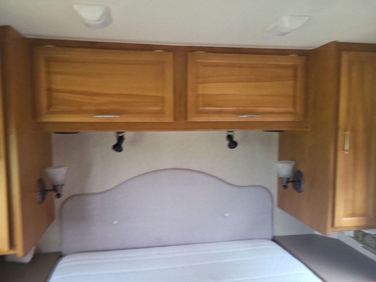 2003-fleetwood-bounder-39z-class-a-motorhome-on-freightliner-chassis-image-55